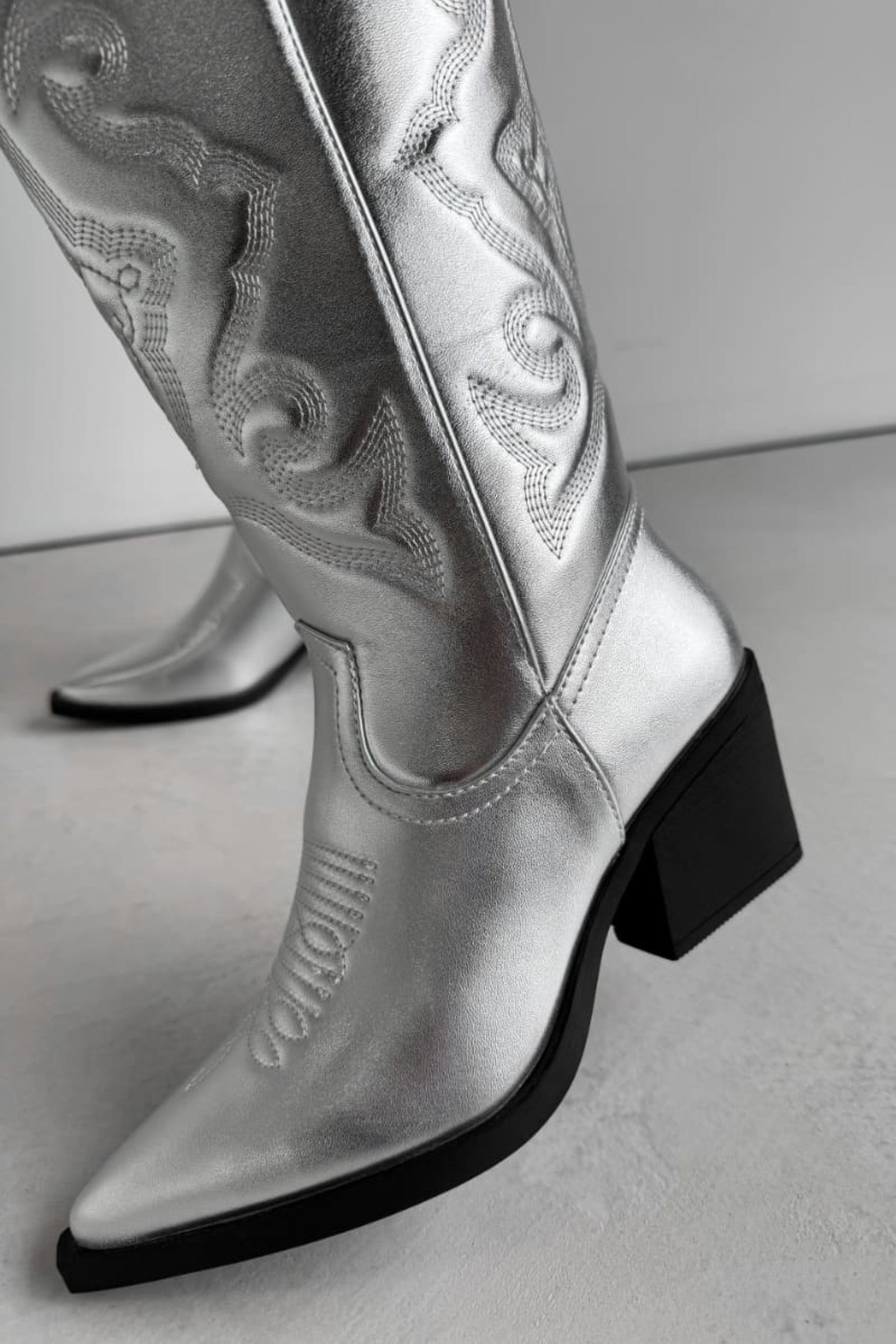 Embroidered Pointed Toe Western Boots