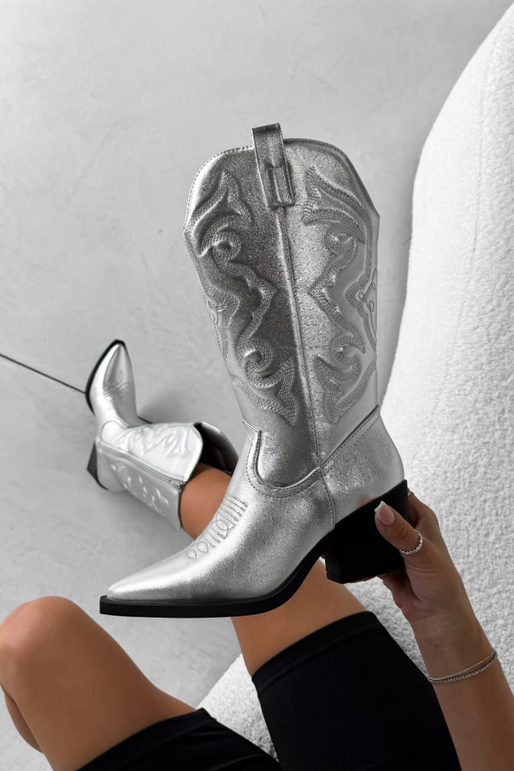 Embroidered Pointed Toe Western Boots