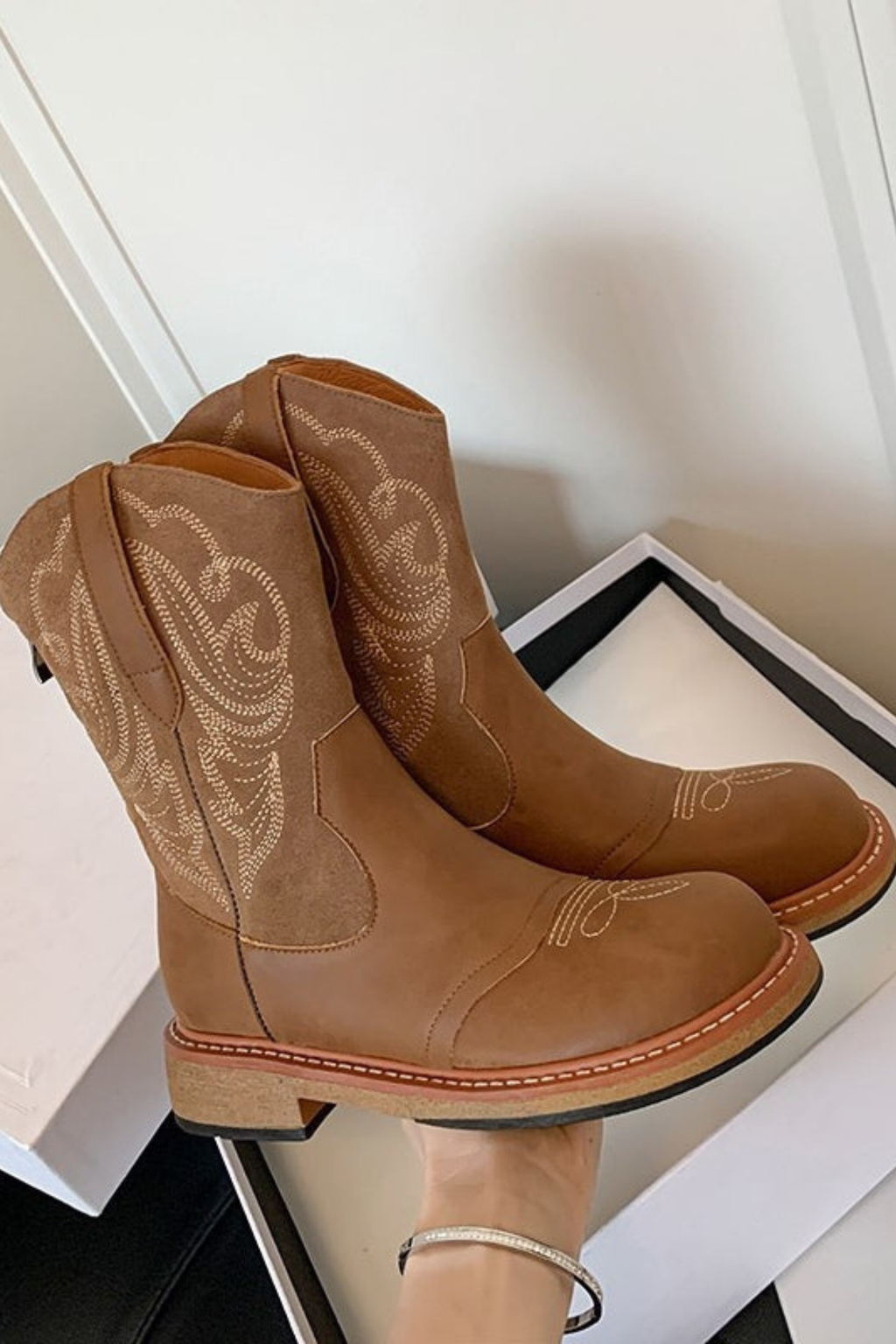 Women's Embroidered Western Block Heel Boots